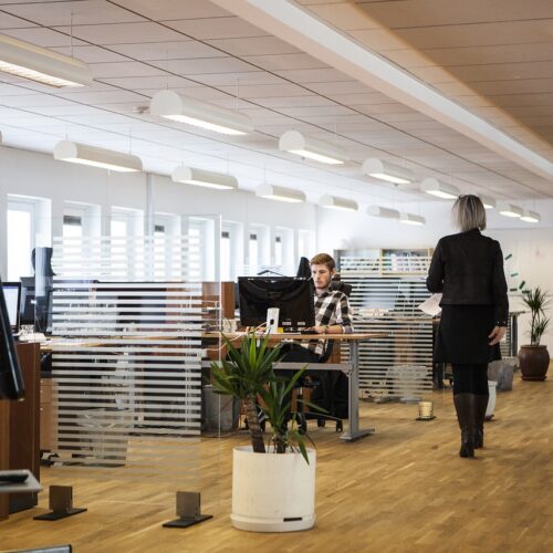 Pracodawcy inwestują w biura, by ściągnąć pracowników z pracy zdalnej. Atrakcyjna przestrzeń i lokalizacja mogą w tym pomóc